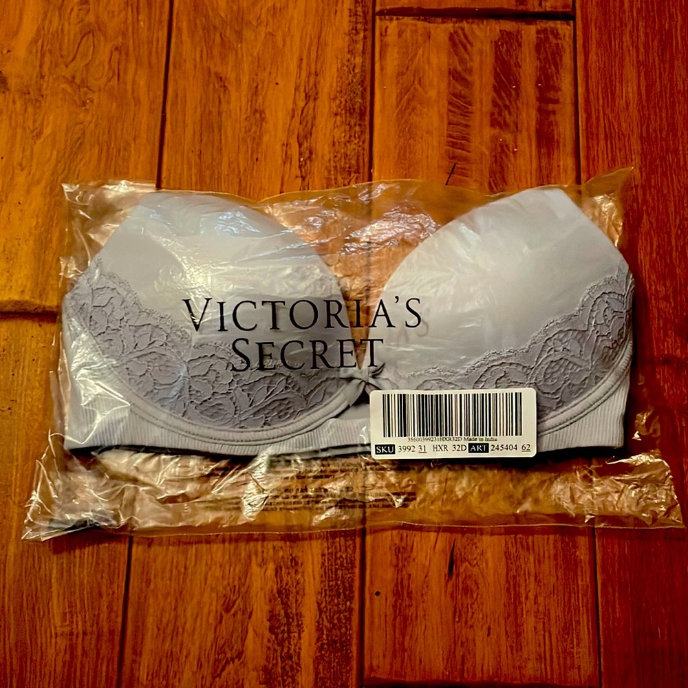 NWT Victoria’s Secret Body by Victoria Wireless Bra size 32D discontinued style